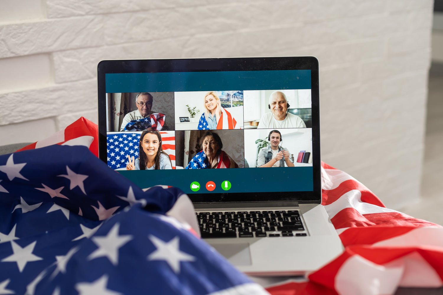 Aluno participando de aula de inglês online ao vivo por videoconferência, interagindo com professor em tempo real