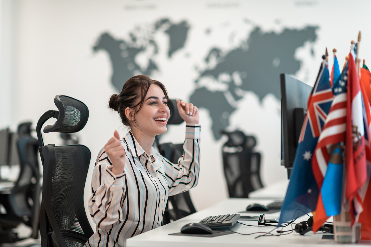 Profissional de vendas em videoconferência internacional utilizando o inglês para se comunicar com clientes estrangeiros