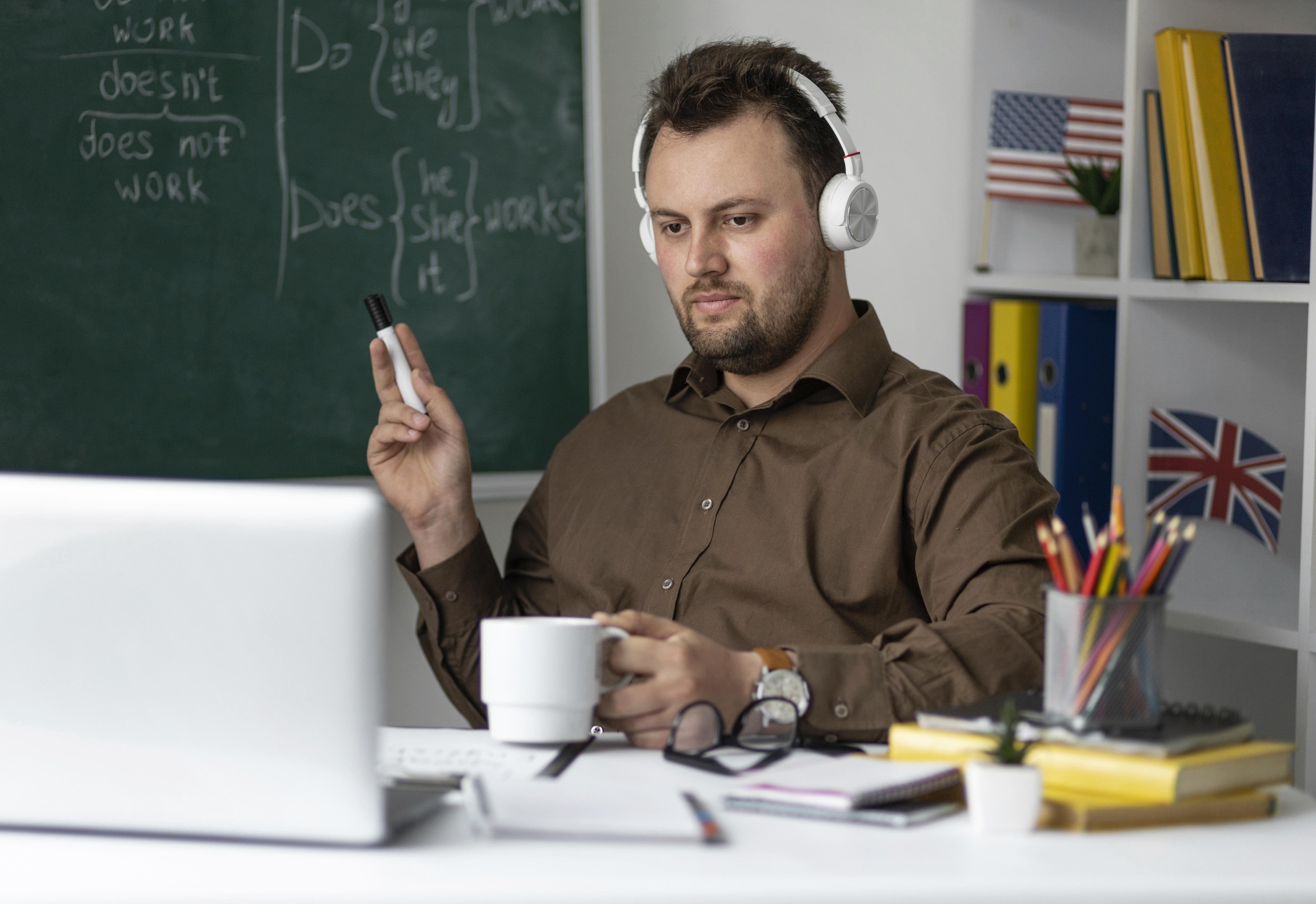 Profissional experiente participando de aula online de inglês corporativo em escritório