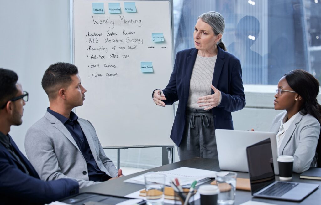 Líder conduzindo reunião corporativa em inglês com equipe internacional em ambiente executivo