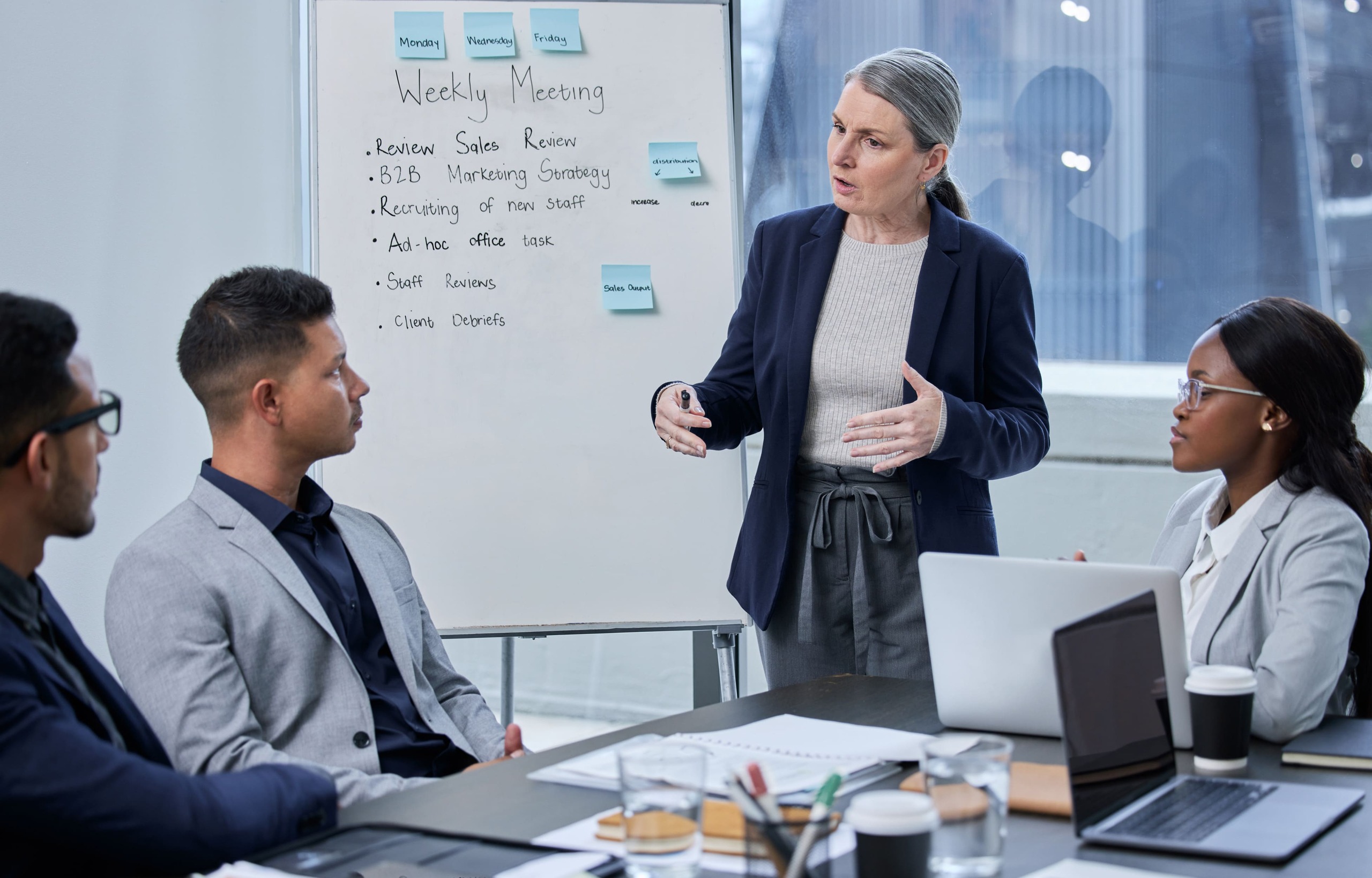 Líder conduzindo reunião corporativa em inglês com equipe internacional em ambiente executivo