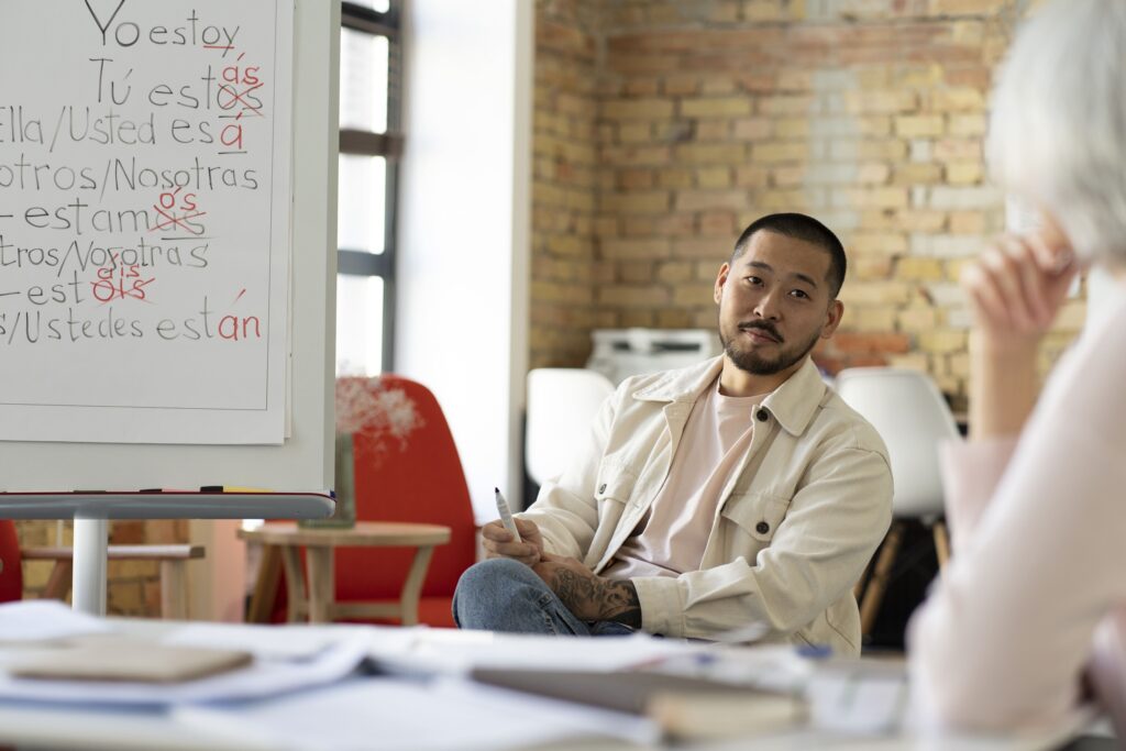 Executivo em escritório participando de reunião online em inglês corporativo para desenvolvimento de carreira