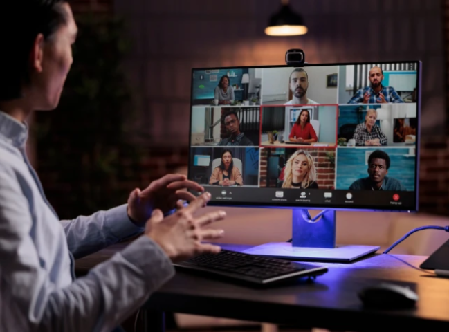 Imagem do curso de inglês corporativo da RichardsEdu, oferecendo treinamento em 2025.